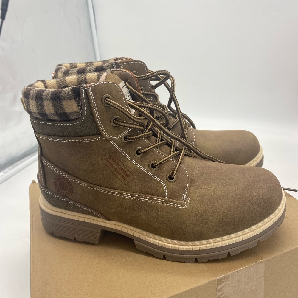 Woman’s hiking snow winter boots, new no box , thermoplastic sole , comfy